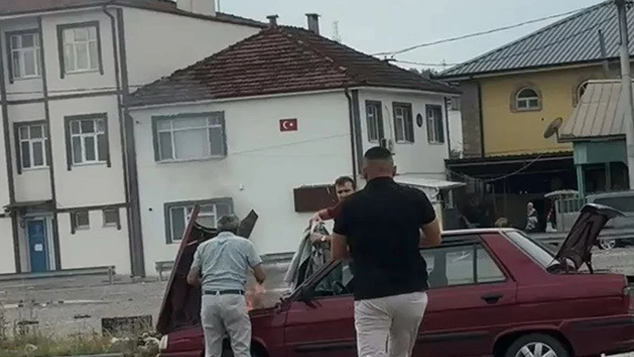 Alev alan otomobile duyarlı sürücüden yangın tüpüyle müdahale