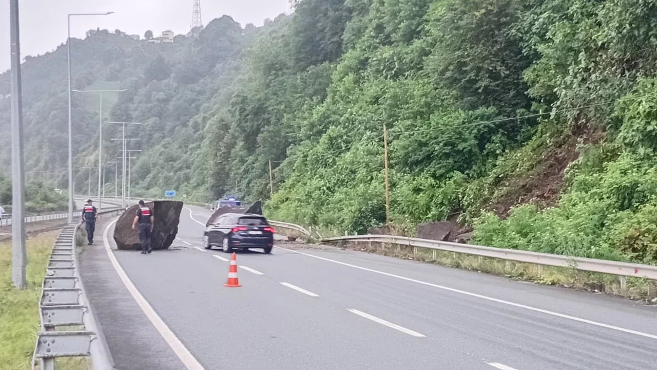 Karadeniz Sahil Yolu'nda korku dolu anlar! Yamaçtan kopan dev kayalar trafiği durdurdu