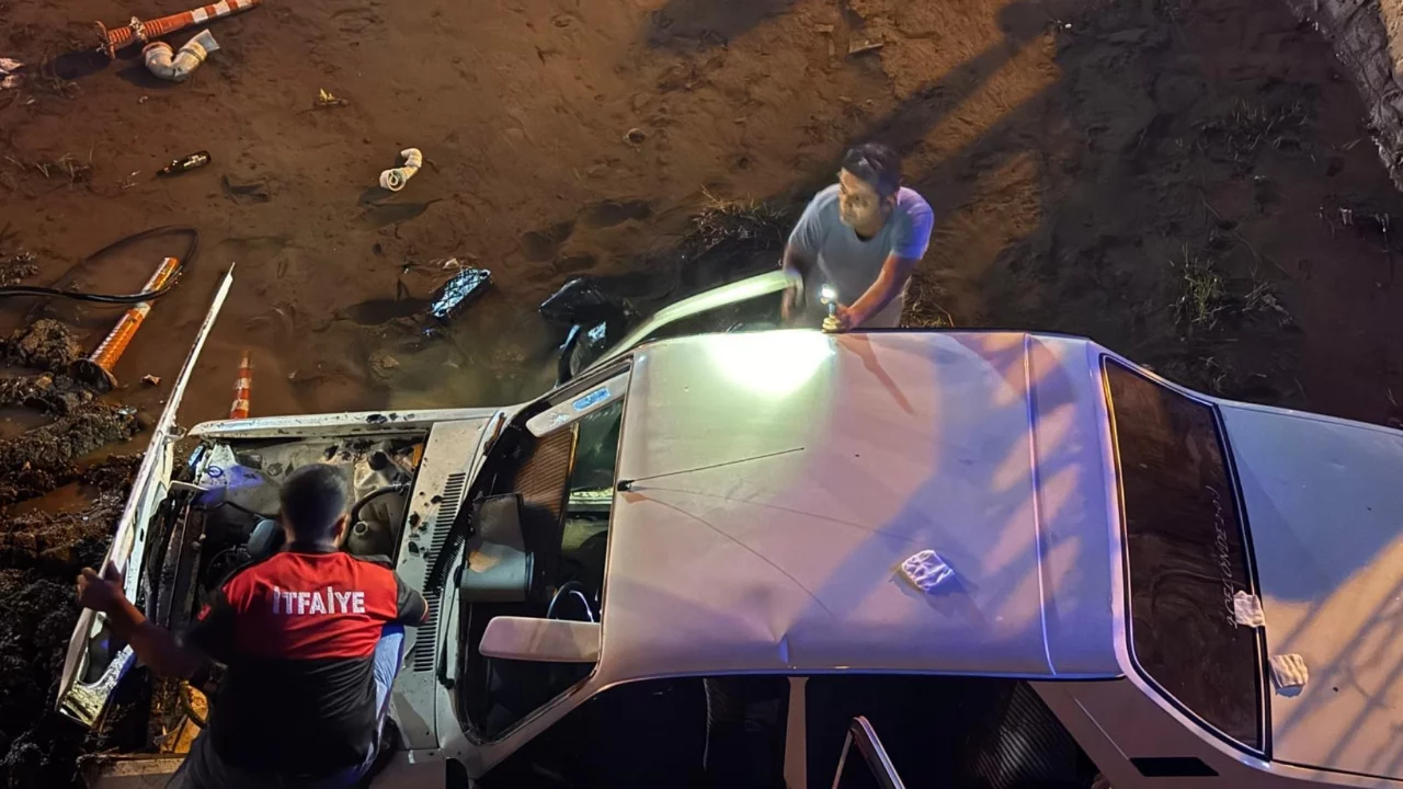 Otomobil k&ouml;pr&uuml;den kanala d&uuml;şt&uuml;! Osmaniye'de 4 kişi yaralandı
