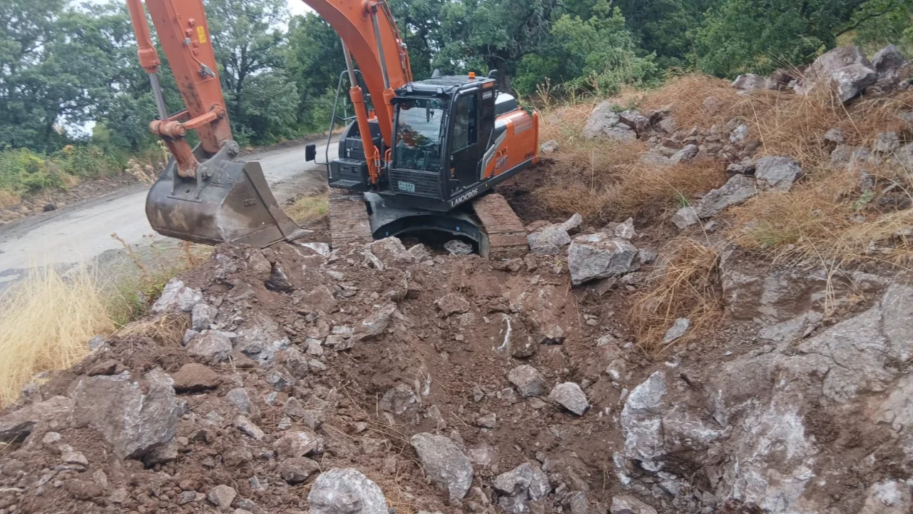 İş makinesiyle define kazısı yaptılar! Aynı noktada yine suçüstü yakalandılar