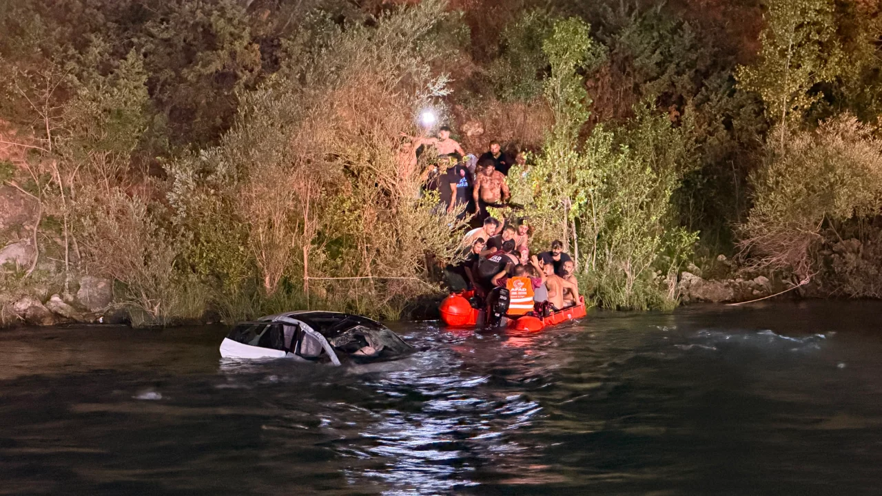 Tunceli'de korkun&ccedil; kaza: Taklalar atan otomobil Munzur Nehri'ne u&ccedil;tu, 2 yaralı