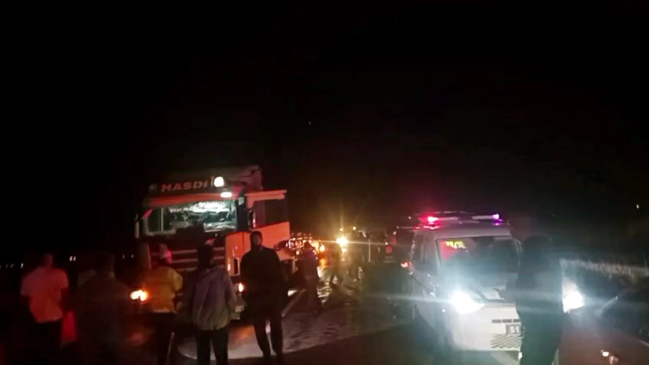Niğde-Kayseri yolunda korkutan kaza! Trakt&ouml;re &ccedil;arpan kamyonet alev topuna d&ouml;nd&uuml;