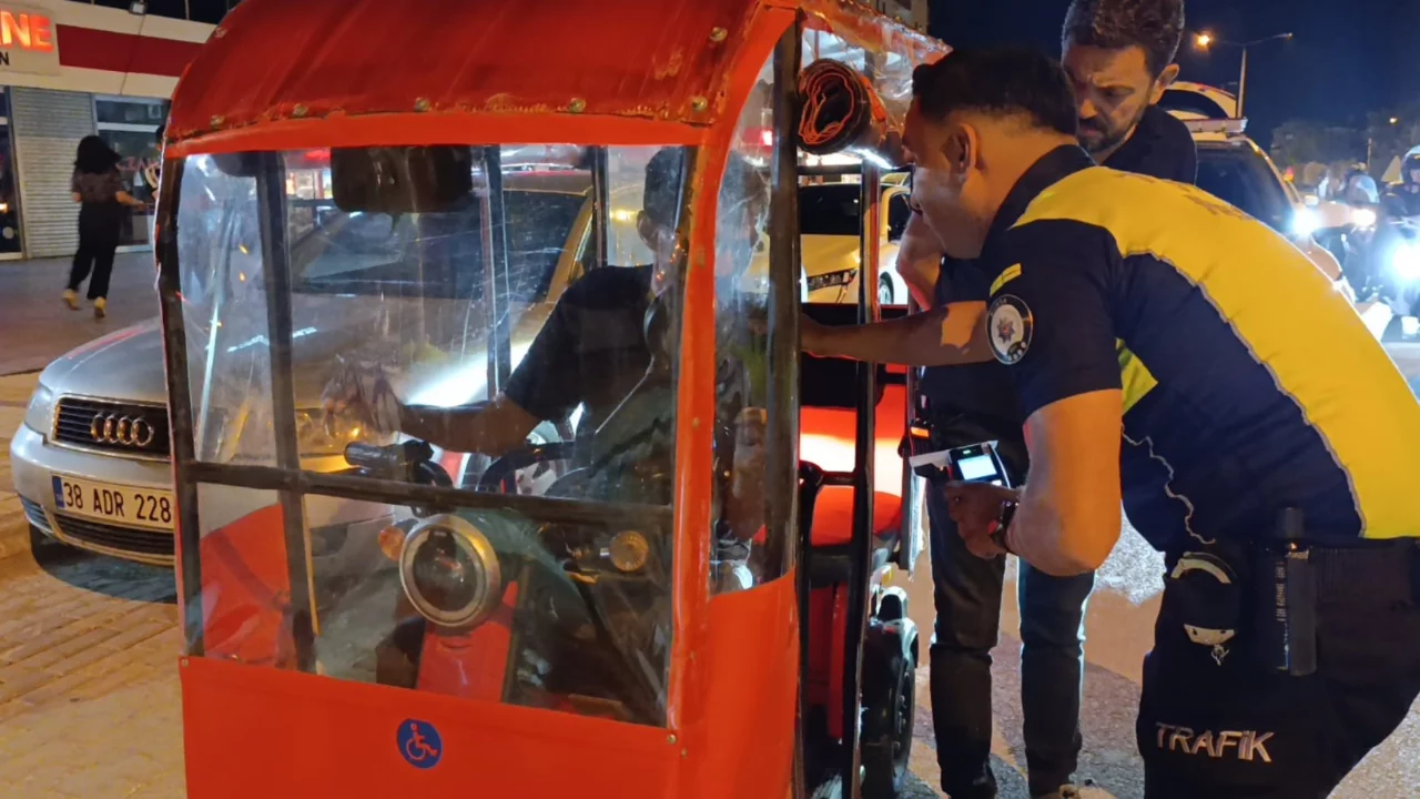 Bursa'da alkoll&uuml; s&uuml;r&uuml;c&uuml;den polise '&uuml;flemem' resti! Cezası aracının değerini ge&ccedil;ti...