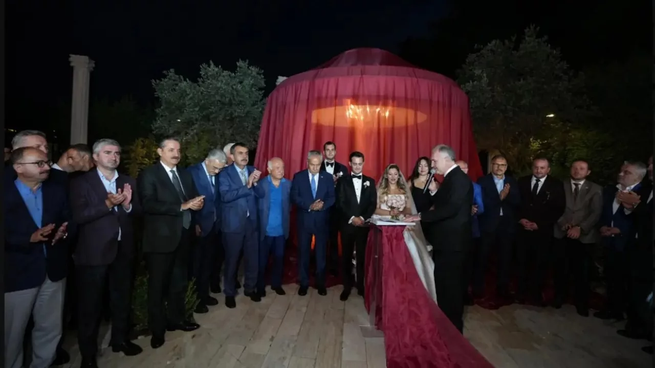 Bursa'da dikkat &ccedil;eken nikah! Siyaset ve iş d&uuml;nyası buluştu...