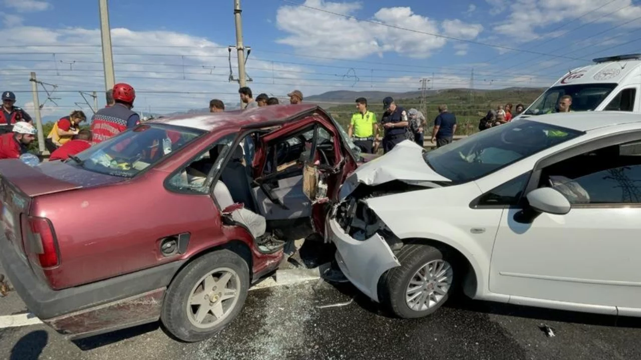 Bursa plakalı otomobil kazaya karıştı! İ&ccedil;lerinde bebek de var, 7 kişi yaralandı