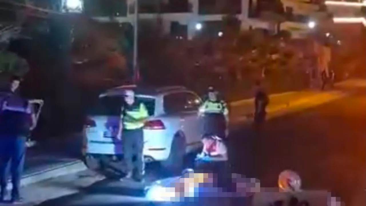 Motosiklet sürücüsü park halindeki araca çarparak hayatını kaybetti