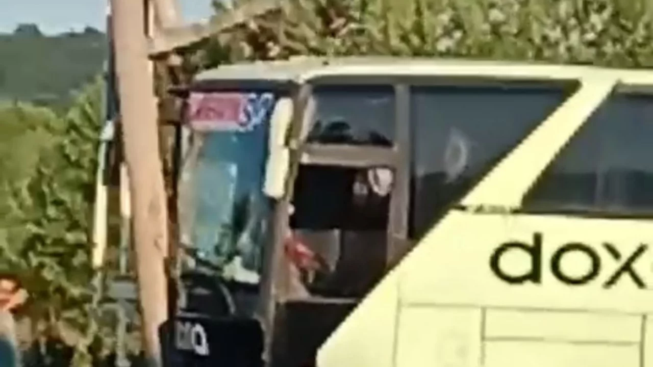 Bartın'da otob&uuml;s kazası: Polis memuru patlayan lastikle yaralandı