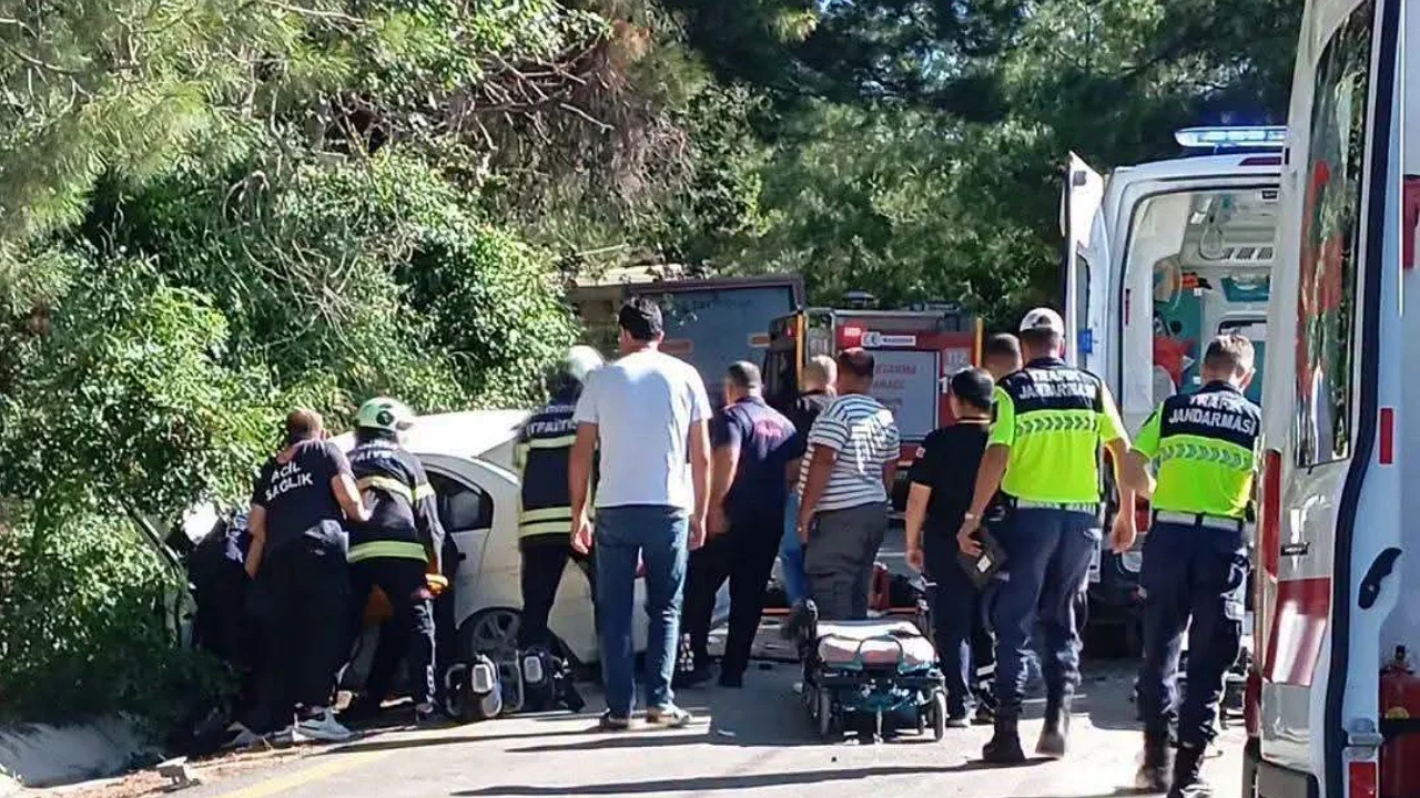 Tırla &ccedil;arpışan otomobilin s&uuml;r&uuml;c&uuml;s&uuml; hayatını kaybetti