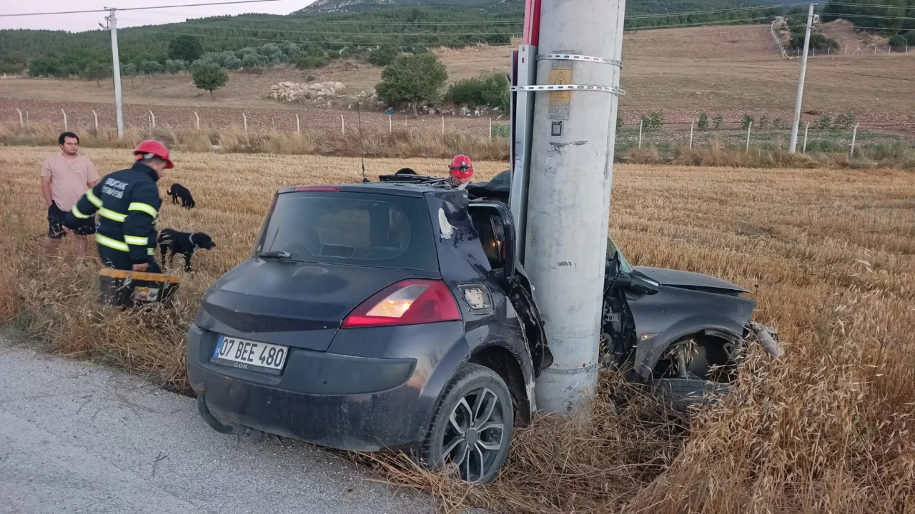 Korkutan kaza! Direğe saplandı