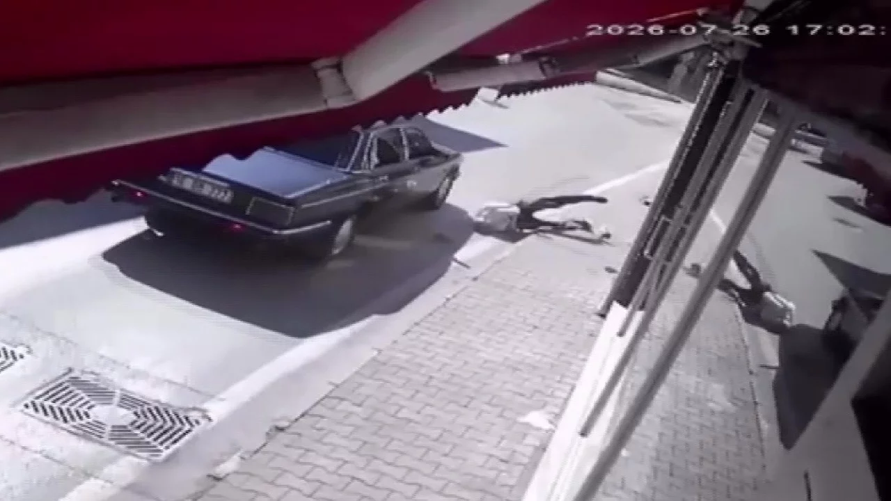 Bursa'da feci kaza! Yolun karşısına koşan yayaya otomobil &ccedil;arptı