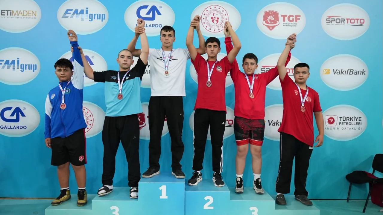 Yıldırım'ın minik g&uuml;reş&ccedil;ileri k&uuml;rs&uuml;y&uuml; doldurdu!