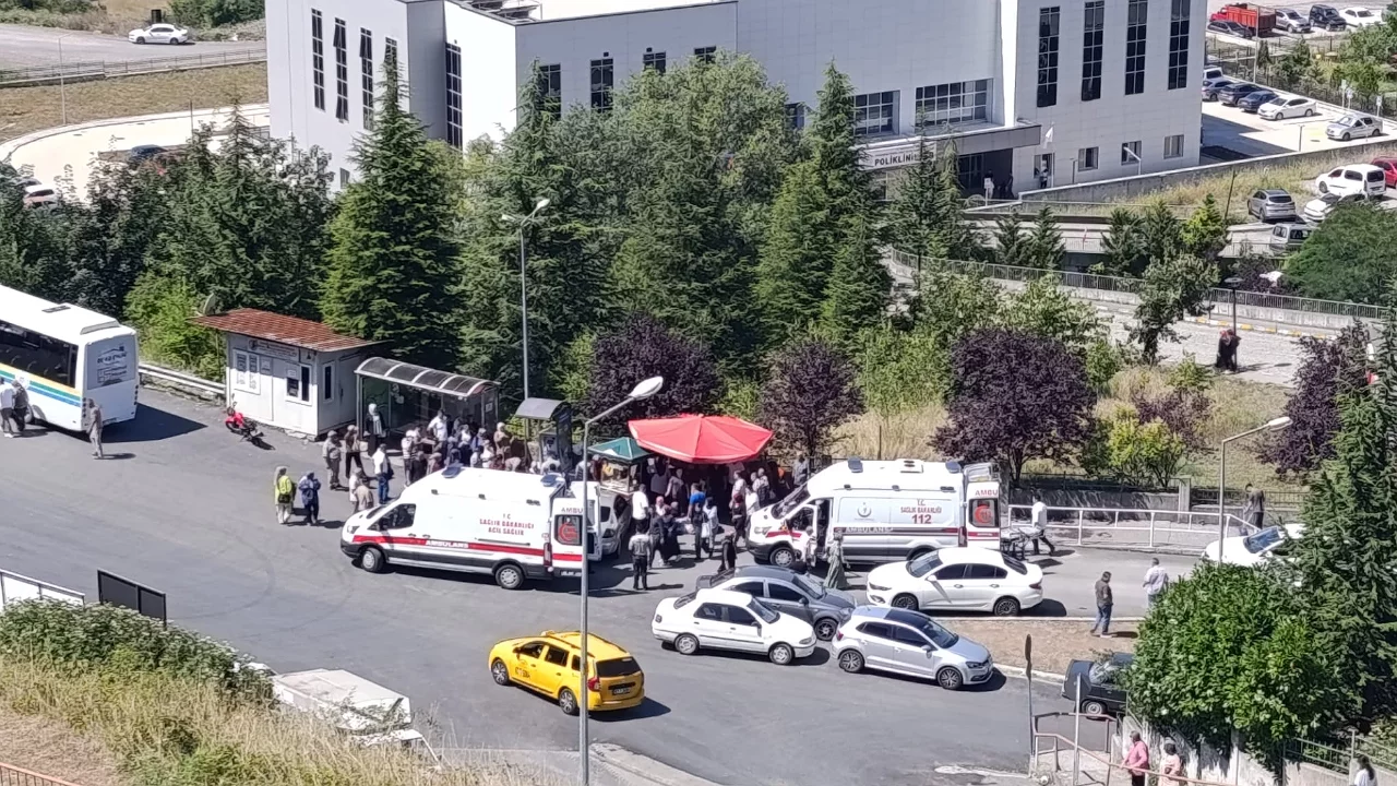 El freni çekilmeyen otomobil kalabalığa daldı