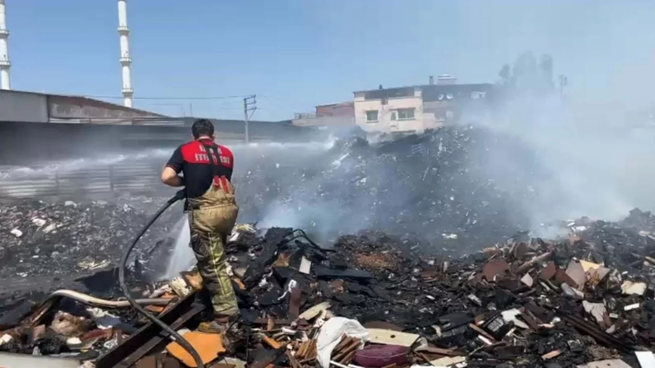 Buca'da &ccedil;&ouml;pl&uuml;k arazide yangın: Yoğun duman g&ouml;r&uuml;ş&uuml; d&uuml;ş&uuml;rd&uuml;