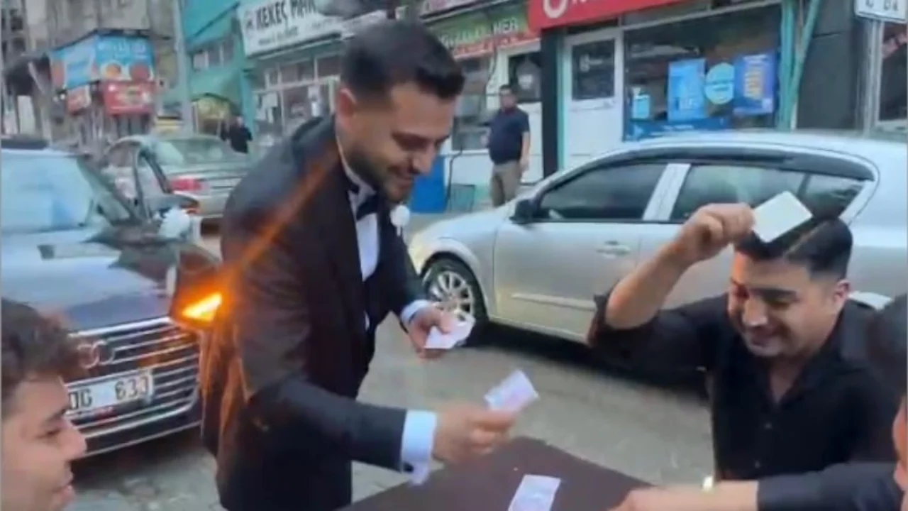 Adana'da gelin arabasının &ouml;n&uuml;n&uuml; iskambil masası kurarak kestiler