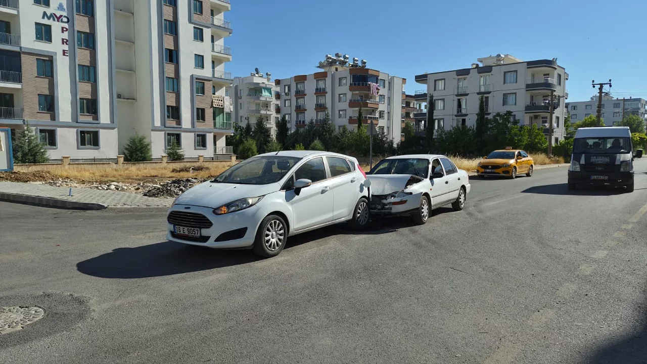 İki otomobil &ccedil;arpıştı: 1 yaralı