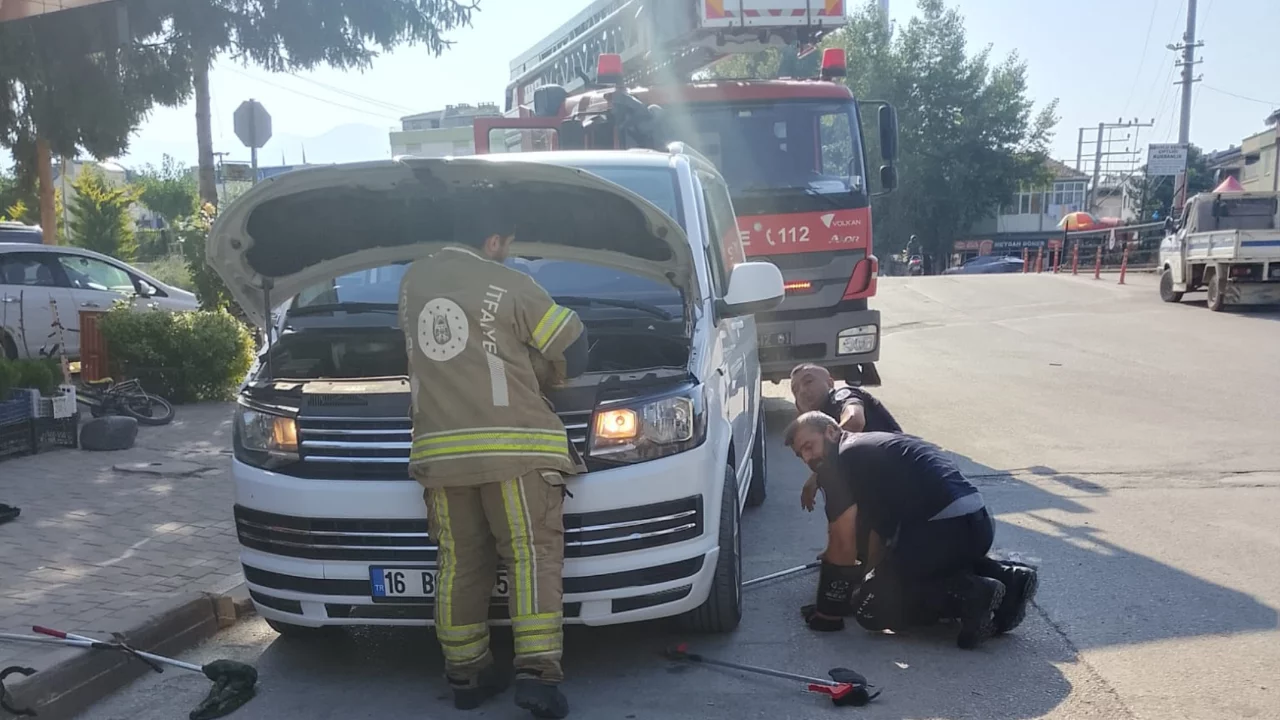 Bursa'da itfaiyenin yılanla imtihanı! Aracın motorundan &ccedil;ıktı...