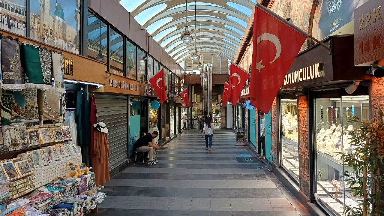 Bursa'da vitrinler bir bir değişti! Tarihi &ccedil;arşının adını yaşatan sadece tek bir esnaf kaldı