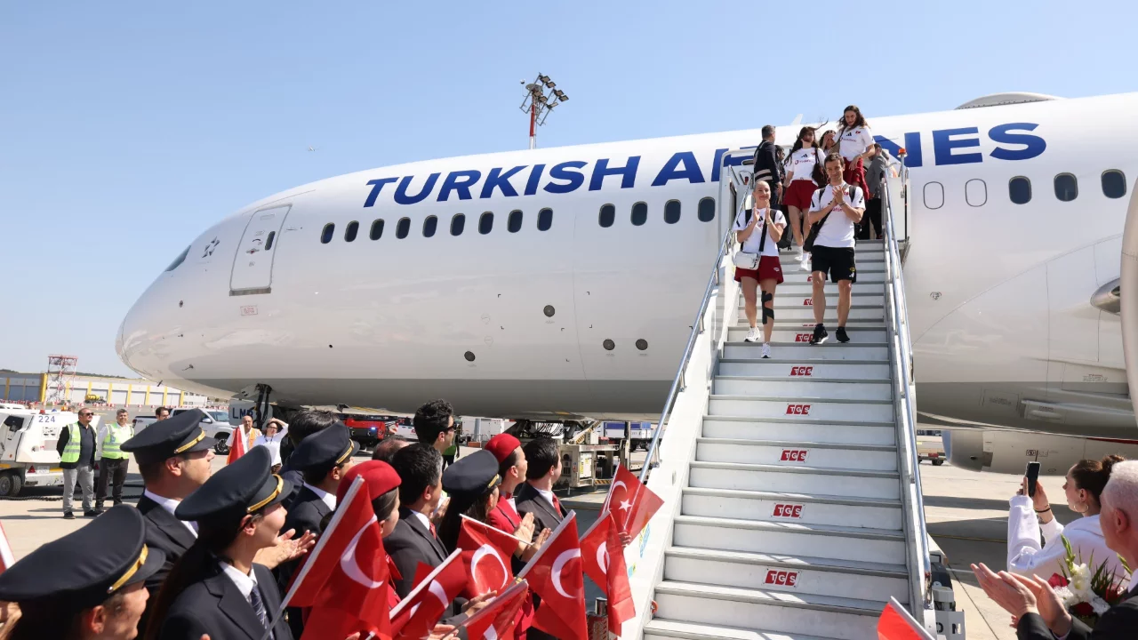 Filenin Sultanları yurda d&ouml;nd&uuml;! İstanbul Havalimanı'nda şampiyonlara b&uuml;y&uuml;k karşılama