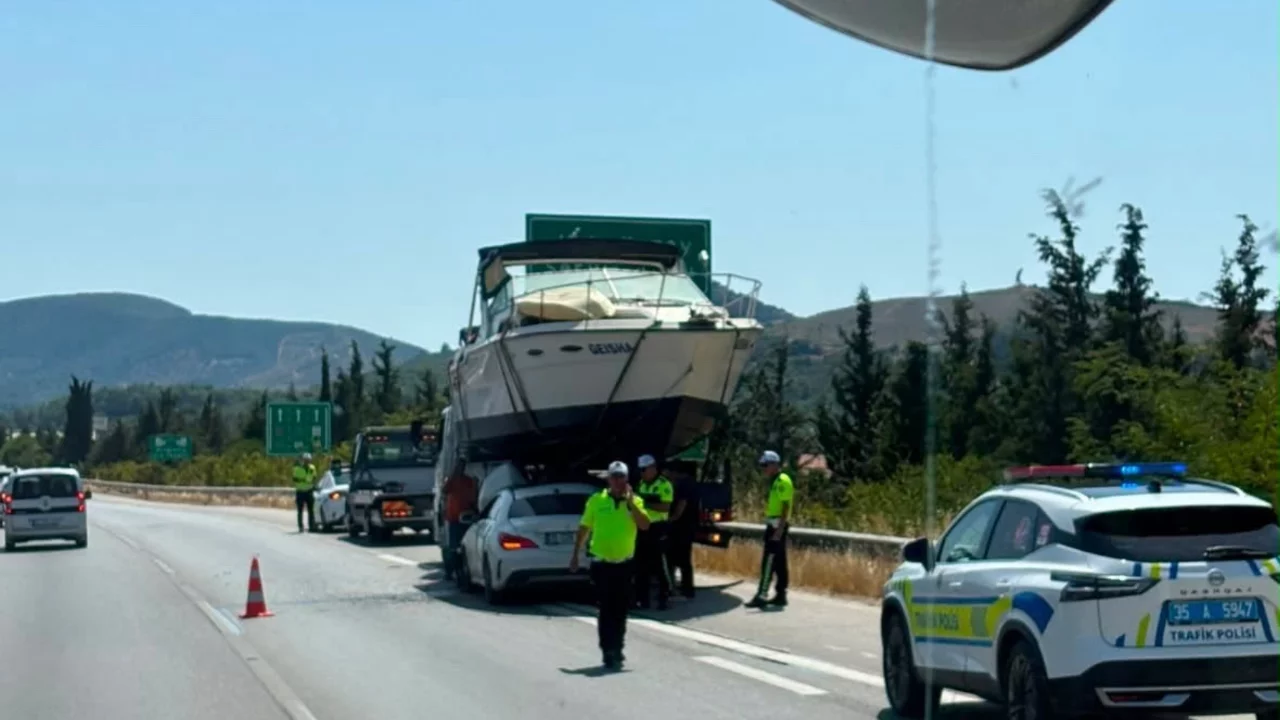 İzmir-&Ccedil;eşme Otoyolu'nda şaşkına &ccedil;eviren kaza! Otomobil teknenin altına girdi