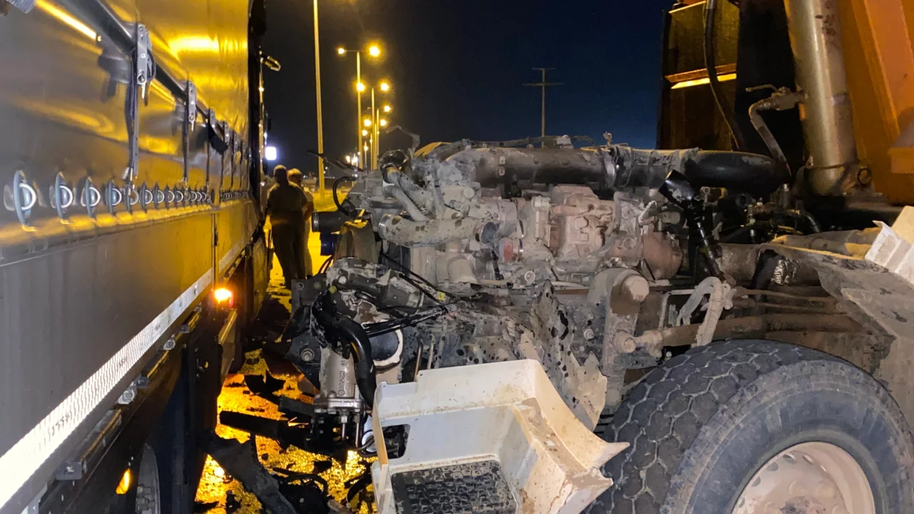 Hafriyat kamyonunun kupası koptu! Ankara'daki feci kazada sürücü yaralandı
