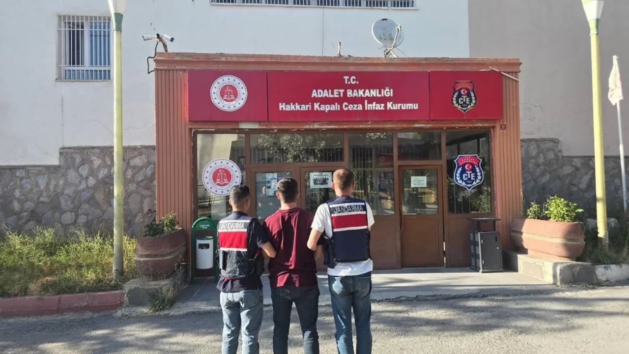Hakkari'de aranan 4 h&uuml;k&uuml;ml&uuml; JASAT operasyonuyla yakalandı
