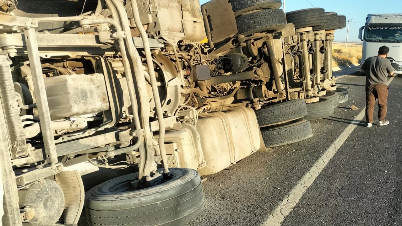 TIR şarampole u&ccedil;tu! s&uuml;r&uuml;c&uuml; hastaneye kaldırıldı