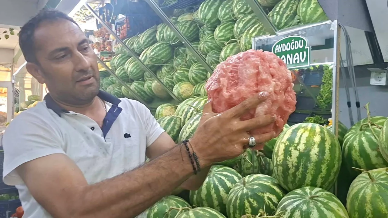 Karpuzu bı&ccedil;aksız soydu, sosyal medya bu g&ouml;r&uuml;nt&uuml;y&uuml; konuşuyor! Tek hamlede kabuğunu &ccedil;ıkardı