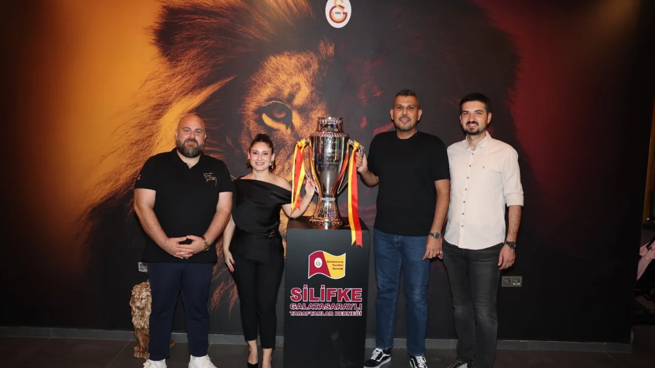 Galatasaray'ın şampiyonluk kupası Silifke'de taraftarlarla buluştu