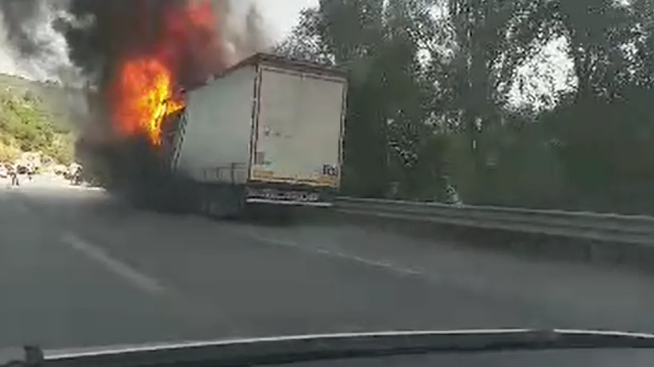 Bursa'da seyir halindeki tır alevlere teslim oldu!