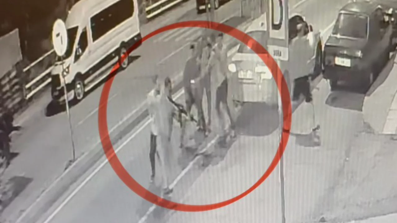 Sokak ortasında pompalı t&uuml;fekli dehşetin g&uuml;venlik kamerası g&ouml;r&uuml;nt&uuml;s&uuml; ortaya &ccedil;ıktı