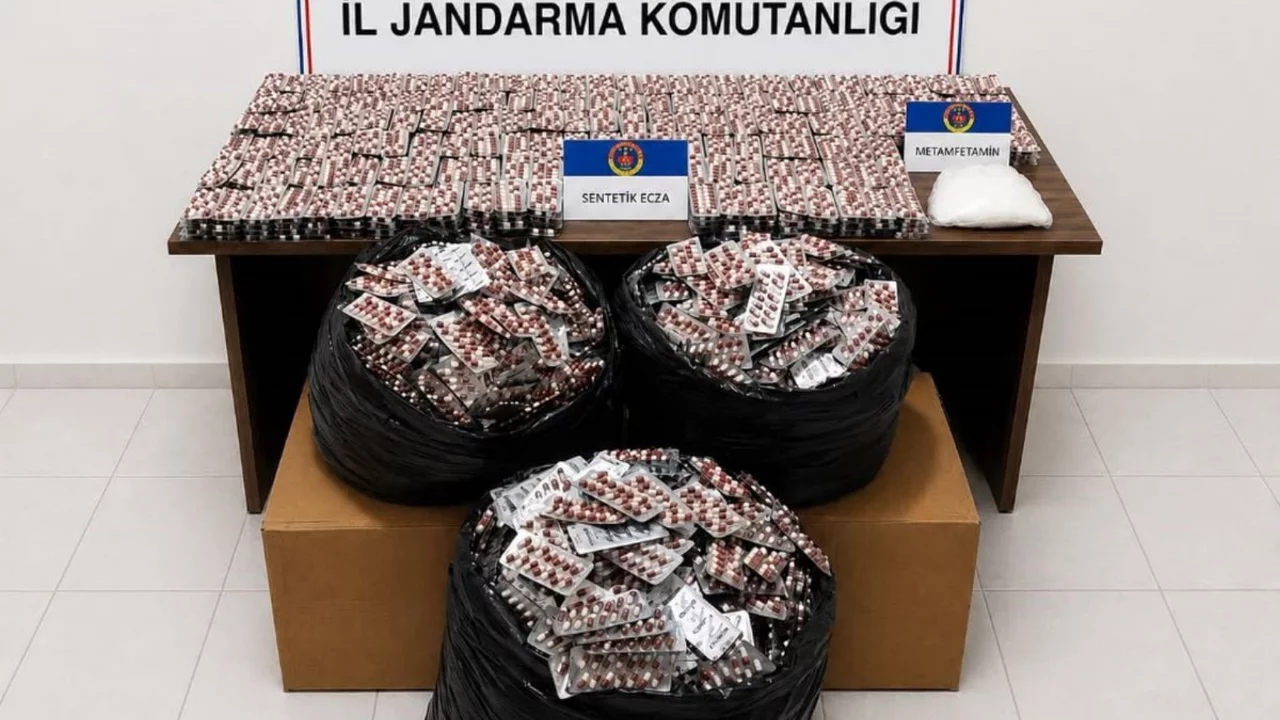 Otoyolda b&uuml;y&uuml;k uyuşturucu operasyonu: 59 bin hap ele ge&ccedil;irildi
