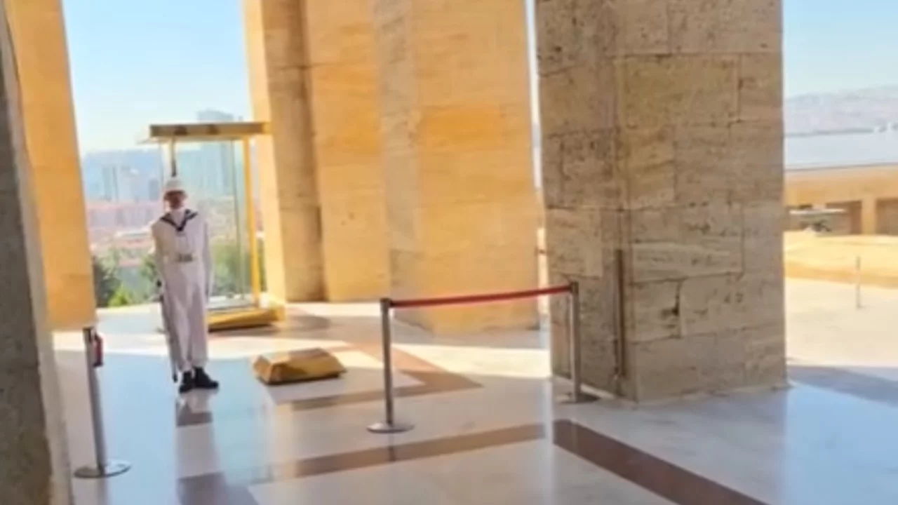 Anıtkabir'de nöbet değişimi ziyaretçileri duygulandırdı