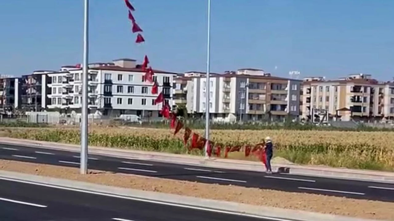 Batmanlı iş&ccedil;i yerdeki T&uuml;rk bayrağını alıp, boyunun yettiği en y&uuml;ksek noktaya astı