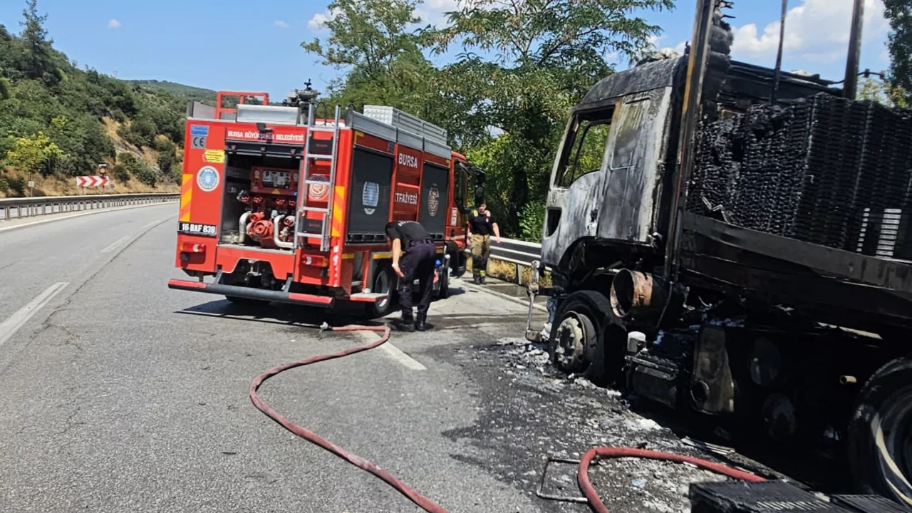 Bursa'da tır alev alev yandı! Trafikte uzun ara&ccedil; kuyrukları oluştu...