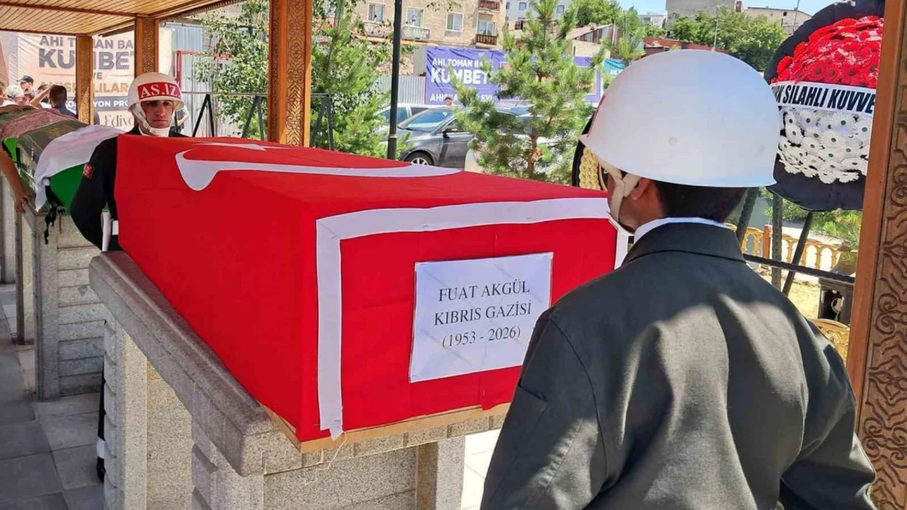 Kıbrıs Gazisi Fuat Akg&uuml;l Erzurum'da son yolculuğuna uğurlandı