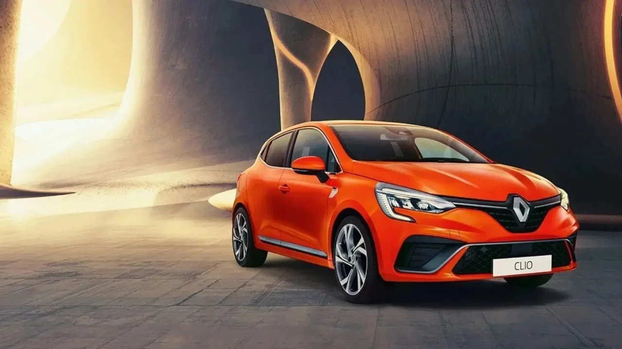Daha 1 haftalık Renault Clio'da sistem kilitlendi iddiası!