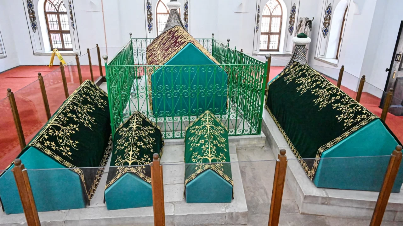 Bursa'da hanedan t&uuml;rbelerindeki puşideler yenileniyor