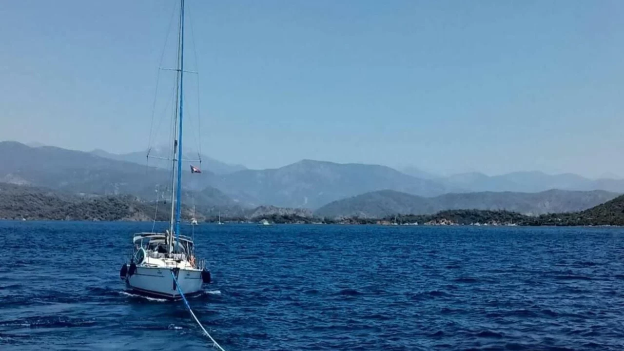 Dalaman a&ccedil;ıklarında makine arızası yaşayan tekne kurtarıldı