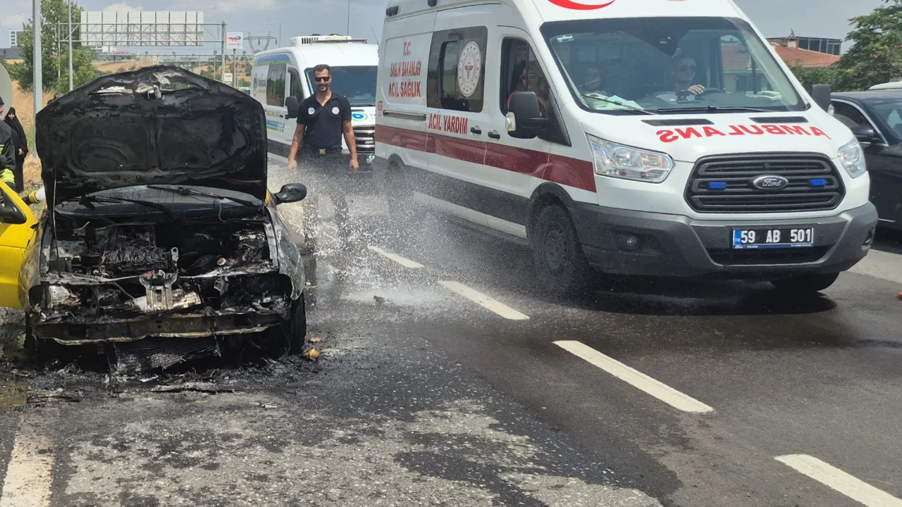 Otomobil bir anda alev aldı! içindeki 5 kişi saniyelerle kurtuldu