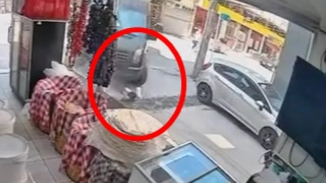Bursa'da y&uuml;rekleri ağza getiren anlar! Kargo minib&uuml;s&uuml;n&uuml;n &ccedil;arptığı &ccedil;ocuk ağır yaralandı