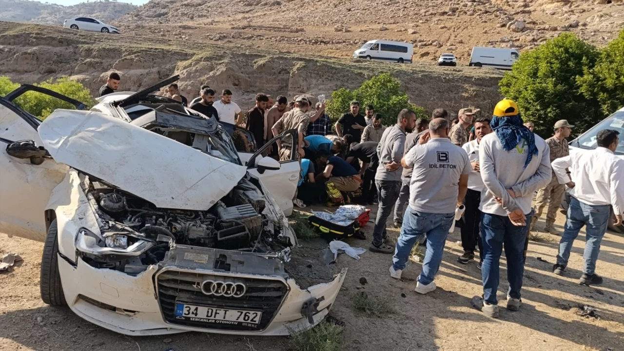 Şırnak'ta otomobil şarampole yuvarlandı! 4 kişinin durumu ağır