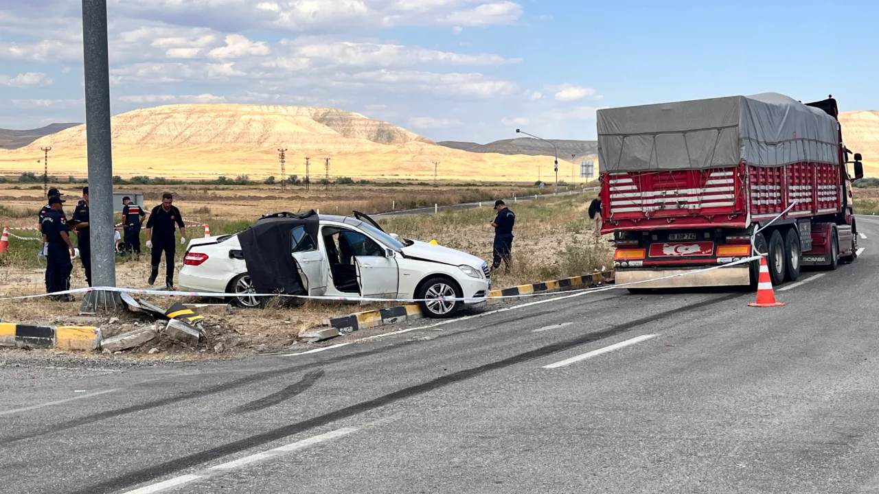 &Ccedil;ankırı'da feci kaza: Kamyonla &ccedil;arpışan otomobilde 3 kişi hayatını kaybetti