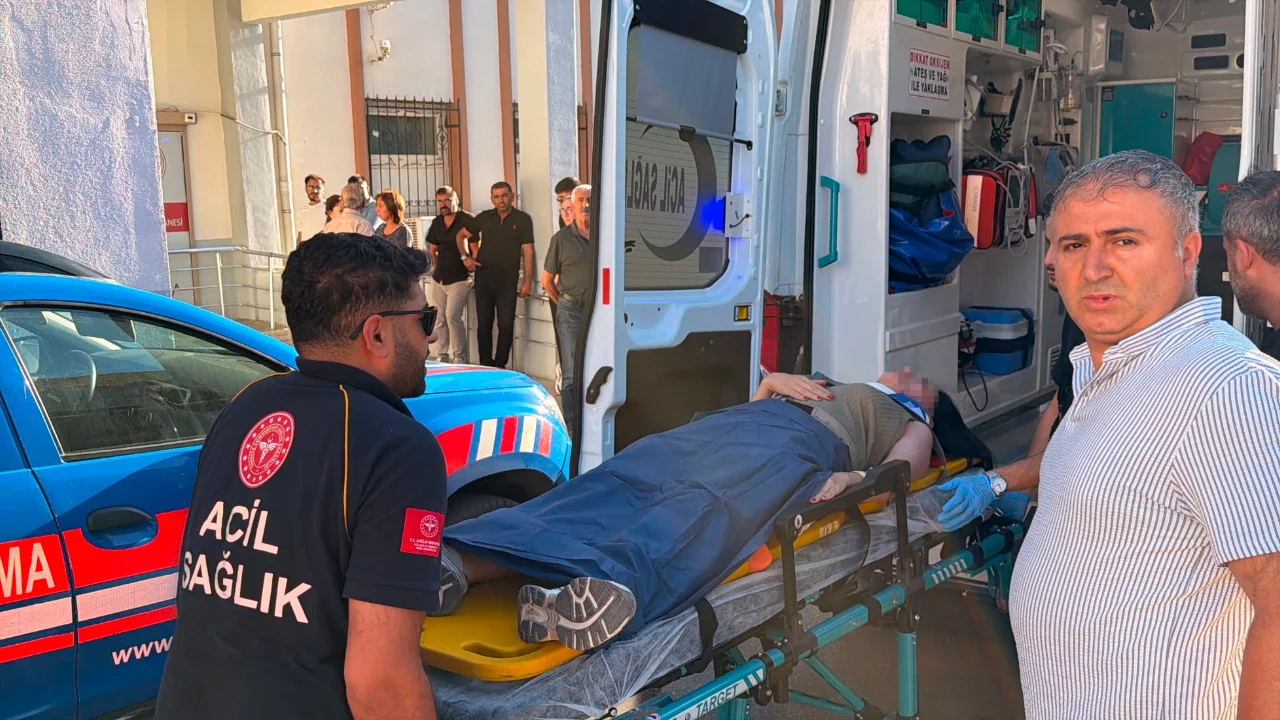 Adıyaman Kahta'da tur minib&uuml;s&uuml; şarampole devrildi: 13 yaralı