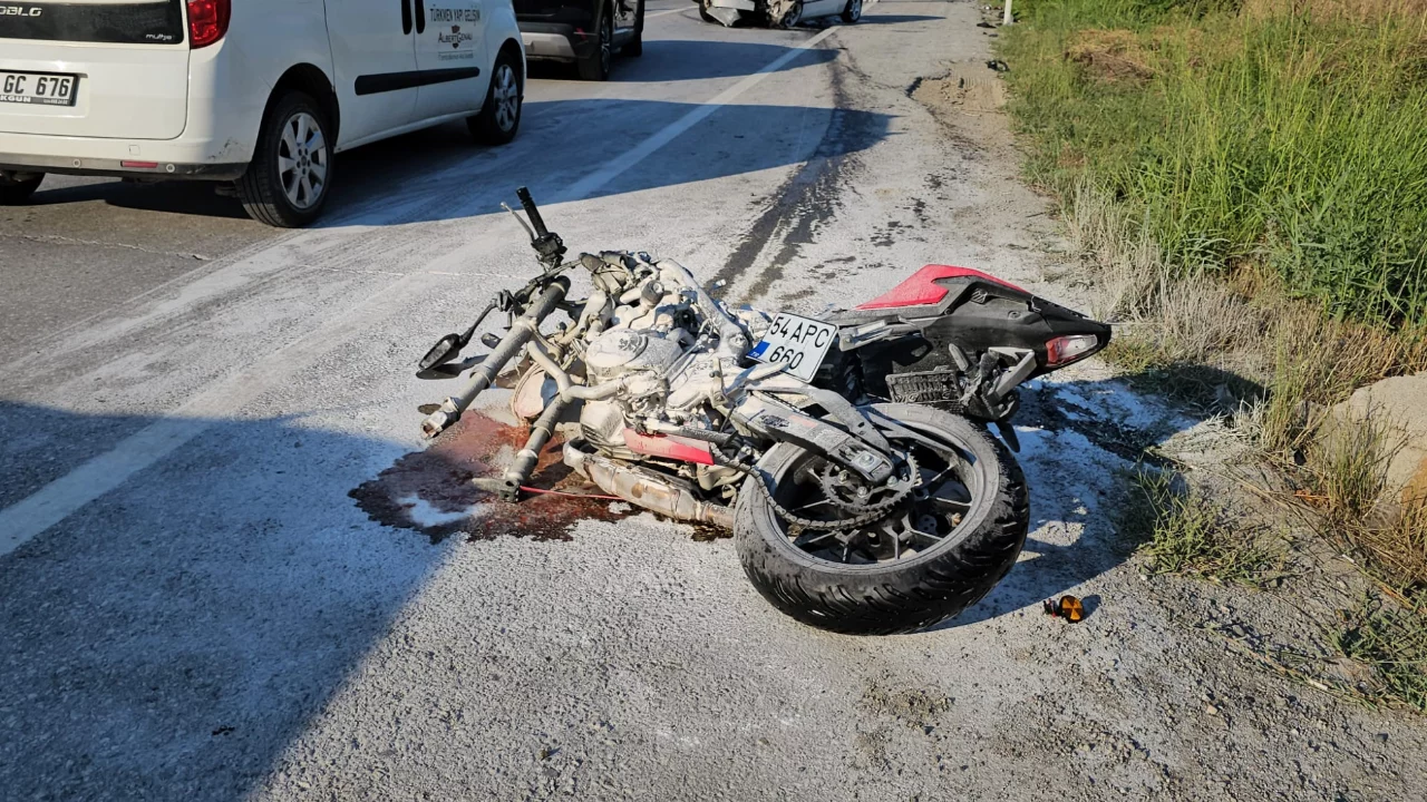Sapanca'da otomobil ile motosiklet &ccedil;arpıştı: 1'i ağır 2 yaralı
