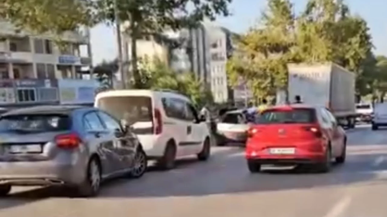 Bursa'da feci kaza! Otomobil tıra arkadan &ccedil;arptı