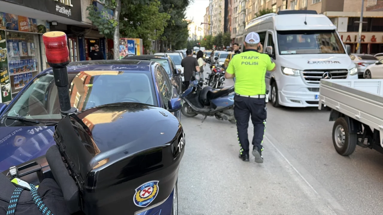 Eskişehir'de polis motosikletiyle &ccedil;arpıştı: 2 yaralı