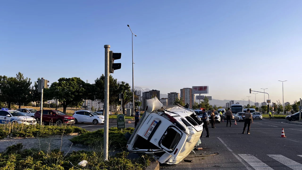 Kayseri'de feci kaza: Hafif ticari ara&ccedil; devrildi, 4 kişi yaralandı