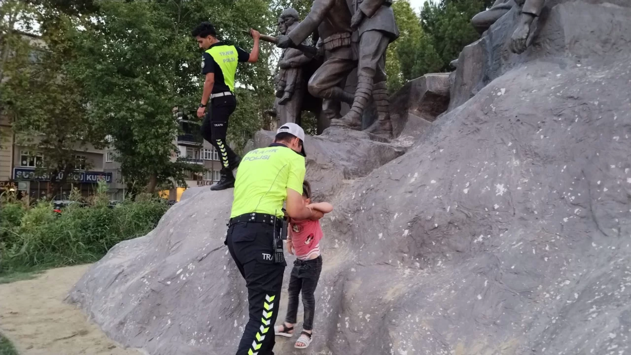 Bursa'da Atat&uuml;rk heykeline tırmanan &ccedil;ocuk mahsur kaldı! Polis dakikalar i&ccedil;inde m&uuml;dahale etti