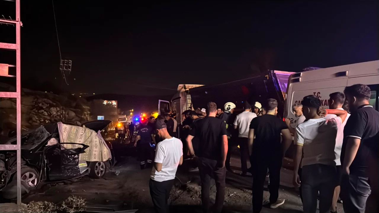Mardin'de feci kaza! Otomobil ile kamyon &ccedil;arpıştı: 3 kişi yaşamını yitirdi