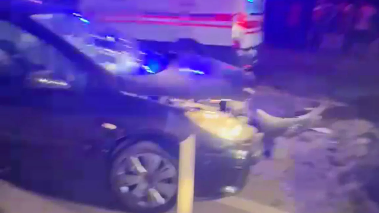 Yol &ccedil;alışması yapılan noktada peş peşe &ccedil;arpışma! 5 kişi hastaneye kaldırıldı
